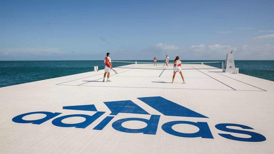 Adidas instala en un arrecife una cancha de tenis flotante de plástico reciclado