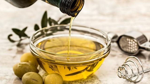 Prepara esta mascarilla de aceite de oliva para darle brillo a tu cabello y reparar las puntas 