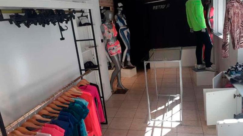 Vaciaron una fábrica de ropa deportiva en Córdoba: robaron 500 mil pesos en indumentaria 