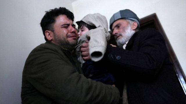 Bebé perdido en el caos del aeropuerto de Afganistán es encontrado y devuelto a su familia