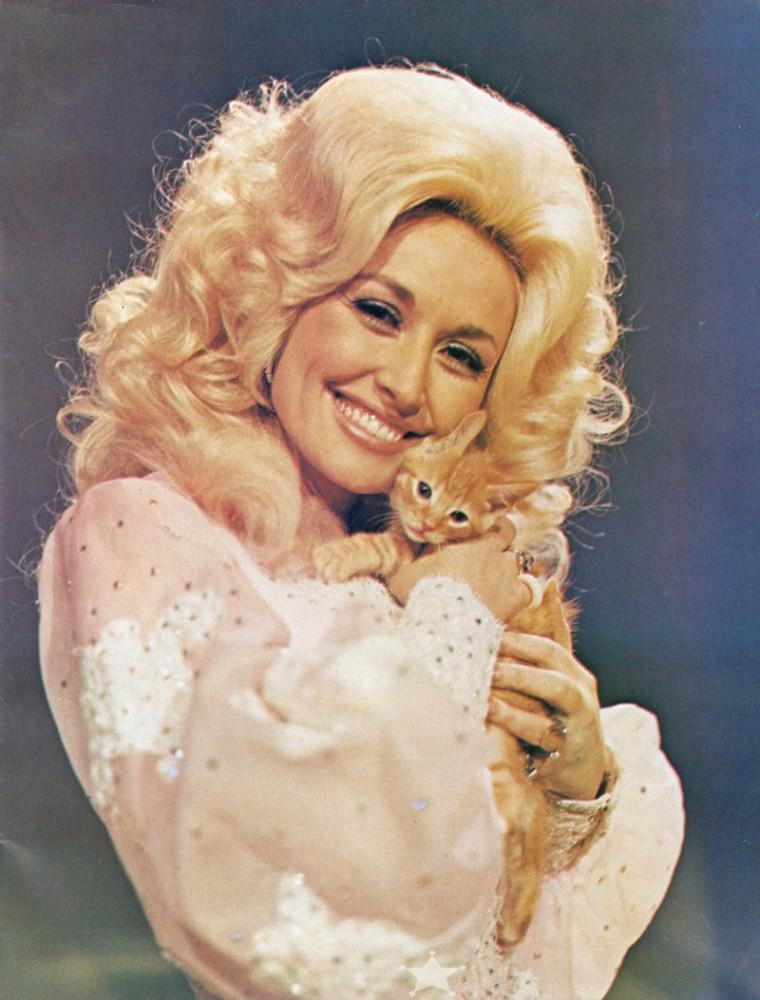 Seguimos amando a Dolly Parton a pesar de los años y las modas, ¿cuál es su secreto?