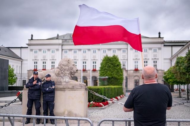 Pologne, la rentrée politique chaotique décryptée par Nicolas Maslowski, politologue 