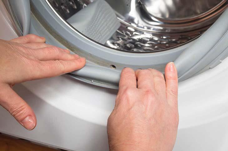 Le joint de la machine à laver est sale et malodorant ? Voici comment le nettoyer efficacement