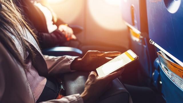 Le téléphone portable peut-il être utilisé dans l’avion ? Les experts répondent une fois pour toute 