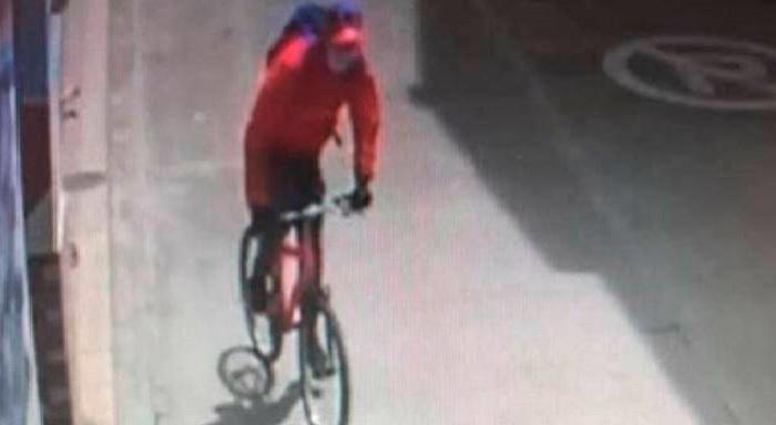 En bicicleta y con una pistola de juguete, extranjero se robó $88 millones