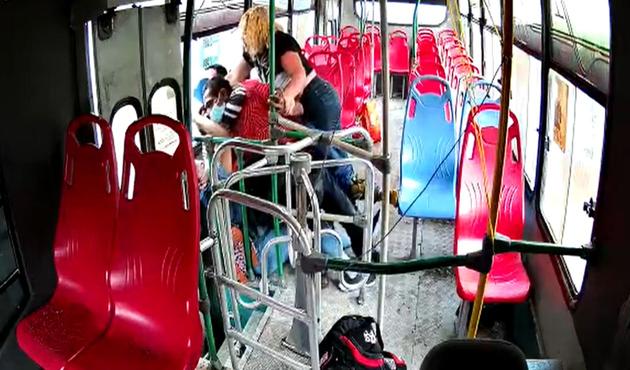 Pasajeros y conductor de un bus se defienden de un ladrón y frustran su robo en Barranquilla