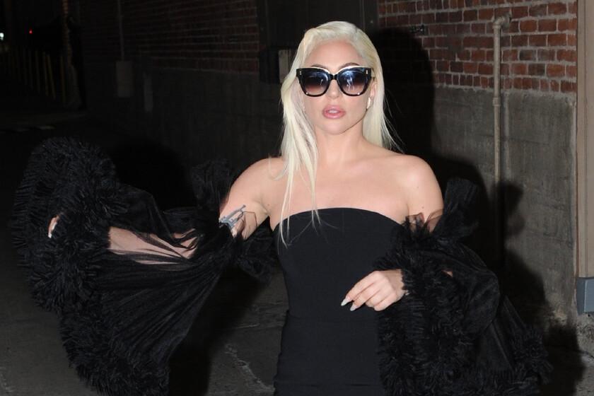 Lady Gaga es puro glamour con esas mangas de tul, transparencias y volantes que elevan cualquier LBD