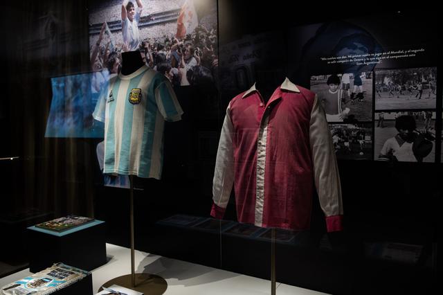 Evalúan llevar al Mundial de Qatar la colección de Maradona del Museo de la Moda - El Mostrador 
