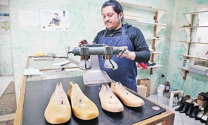 Reparadoras de calzado, un oficio que se niega a desaparecer 