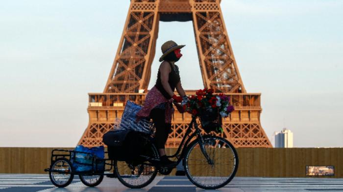 Una pareja vuelve a París a terminar luna de miel interrumpida por la pandemia 
