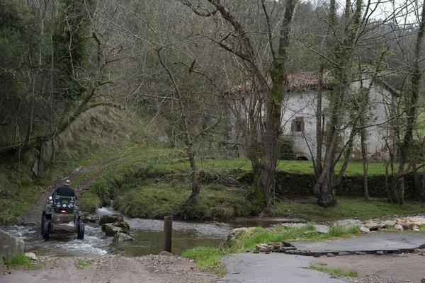 Público En uno de los últimos molinos en activo de Cantabria: así ha sobrevivido moliendo maíz durante más de un siglo