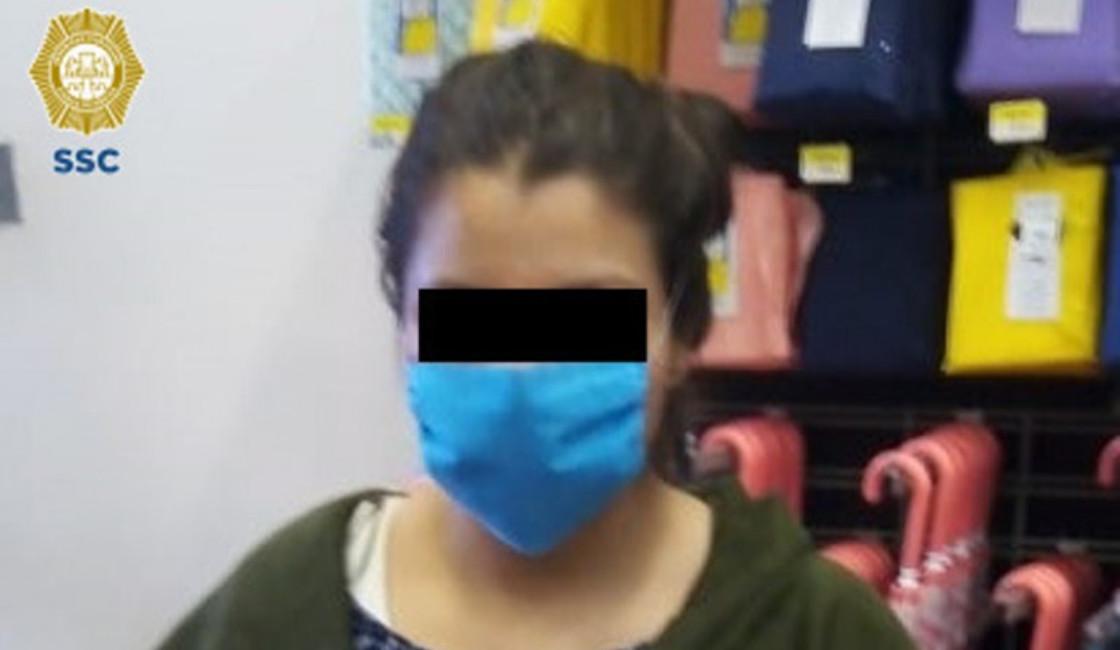 2647: SSC officers arrested a woman identified as possibly responsible for stealing clothing from a department store, located in the Cuauhtémoc city hall