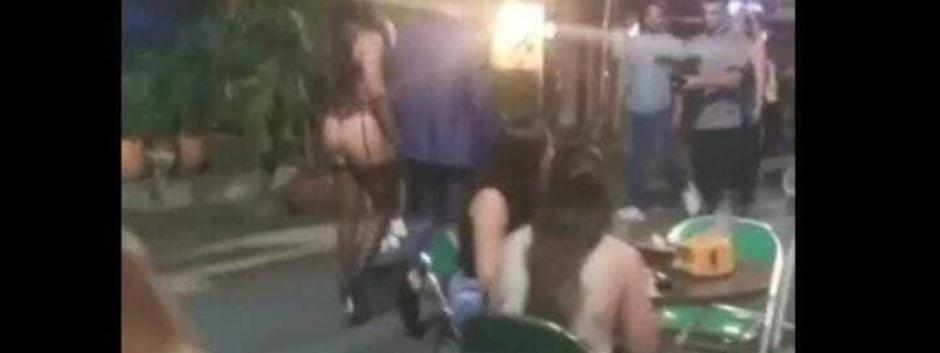 Piden expulsión del extranjero que paseó a una mujer amarrada y con poca ropa