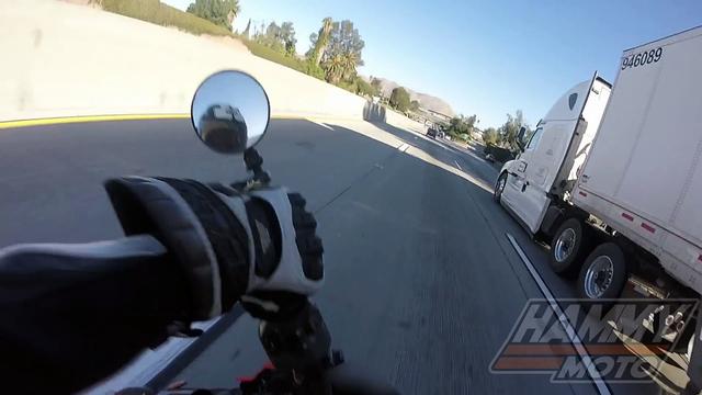 VIDEO - The truck loses its tarpaulin and blinds a biker on the highway