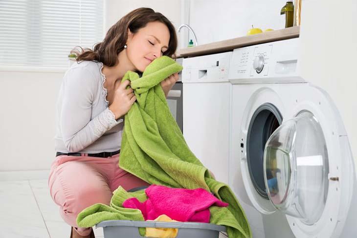 Une astuce simple et peu coûteuse pour éliminer les mauvaises odeurs de la machine à laver