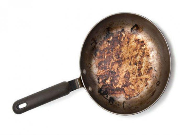 El truco que poca gente conoce para que la comida quemada no se pegue en las ollas y sartenes 