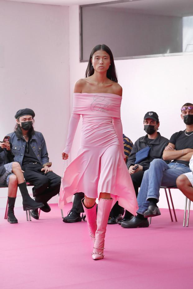 El vestido rosa que las madrileñas (y los botines) desean 