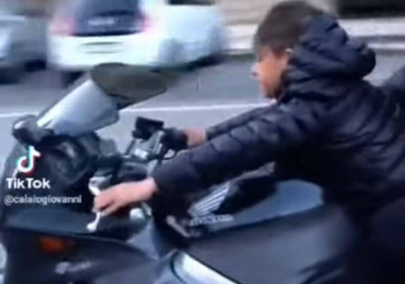 Polémica en Italia: Un vídeo de TikTok caza a un niño de 8 años conduciendo Honda VFR800 de 104 CV y sin casco 