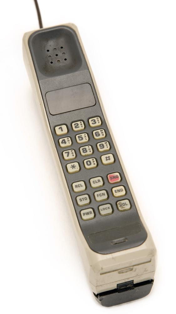 Nos objets ont une histoire: en 1973, le téléphone portable pesait un kilo!