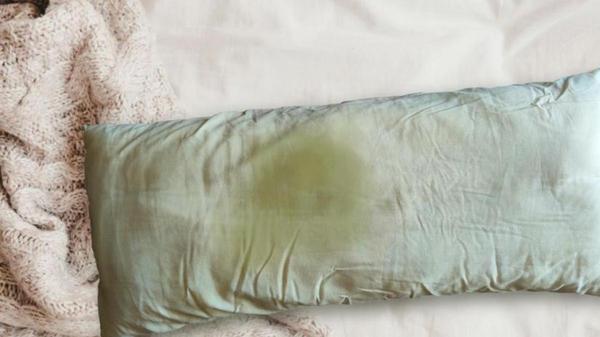 El truco definitivo para quitar el sudor y las manchas amarillas de tu almohada 