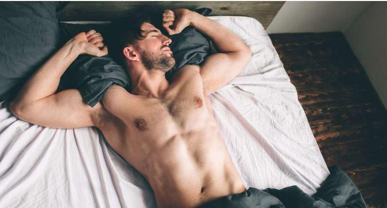 Desnudo o con ropa: ¿cómo es más aconsejable dormir? 