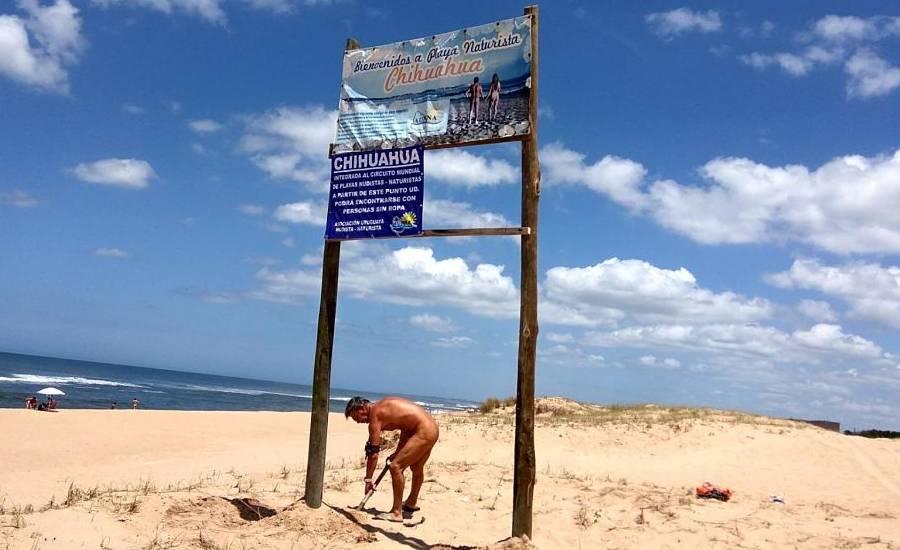 Chihuahua cumple 60 años: cómo es la playa nudista de Punta del Este que no pasa de moda