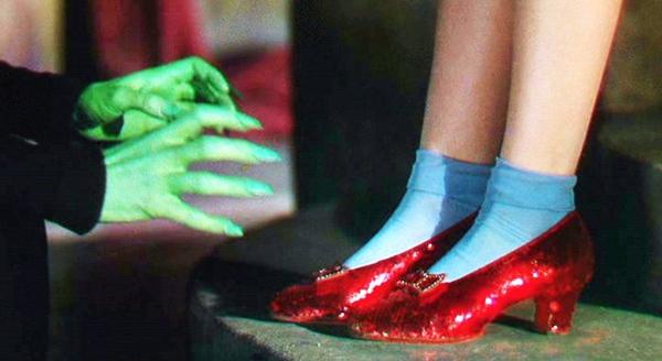 El FBI recupera los chapines de rubíes robados de 'El mago de Oz' trece años después