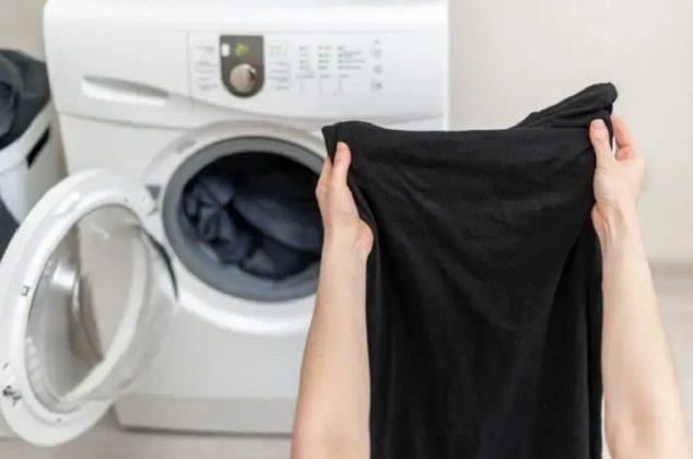 A mano y a máquina: trucos para lavar la ropa negra sin que pierda su color 