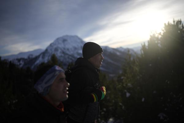 Afganos atraviesan la nieve alpina en su viaje a Europa