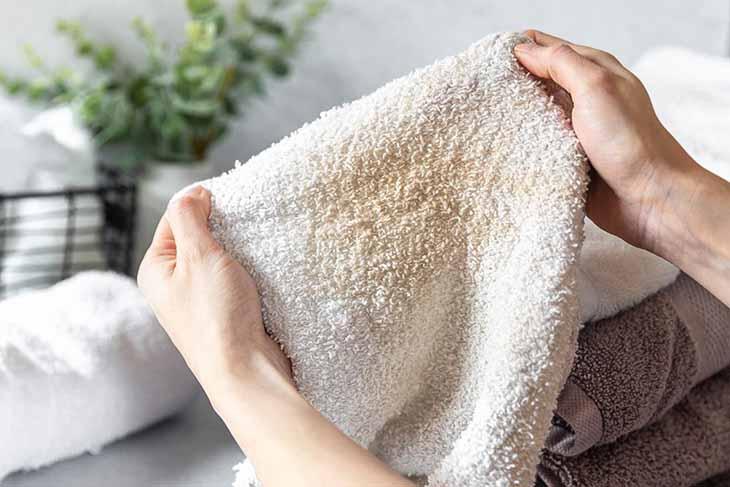 Voici comment éliminer définitivement l’odeur d’humidité des serviettes de la salle de bain 