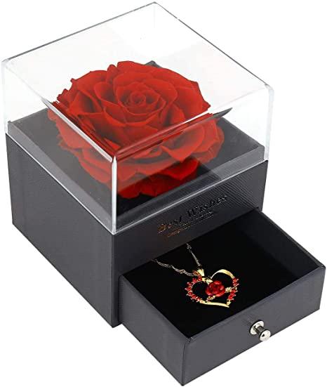 Los mejores regalos de Navidad para mujer: un collar personalizado, una rosa natural preservada, el set de belleza más vendido de Amazon 