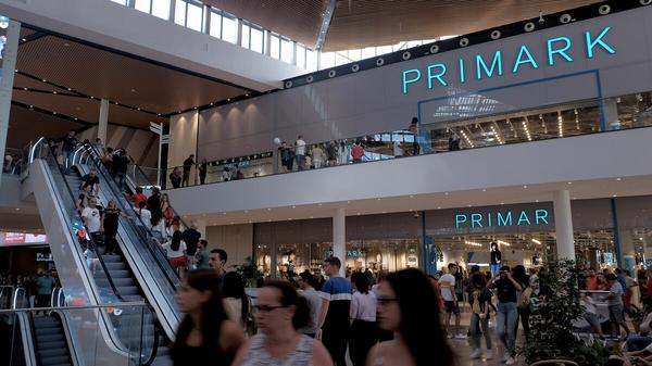 Si quieres gastarte 16 euros, en Primark hay un bolso shopper (color menta) que está siendo la nueva gran sensación 