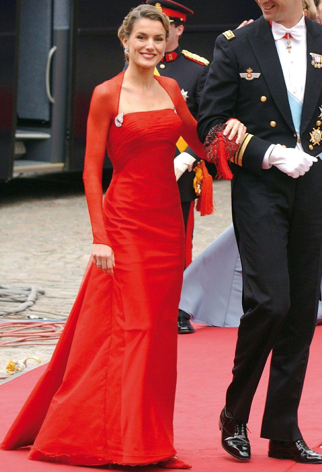 Doña Letizia vuelve a confiar en el rojo, su color fetiche: estos son los vestidos rojos más espectaculares de su armario 