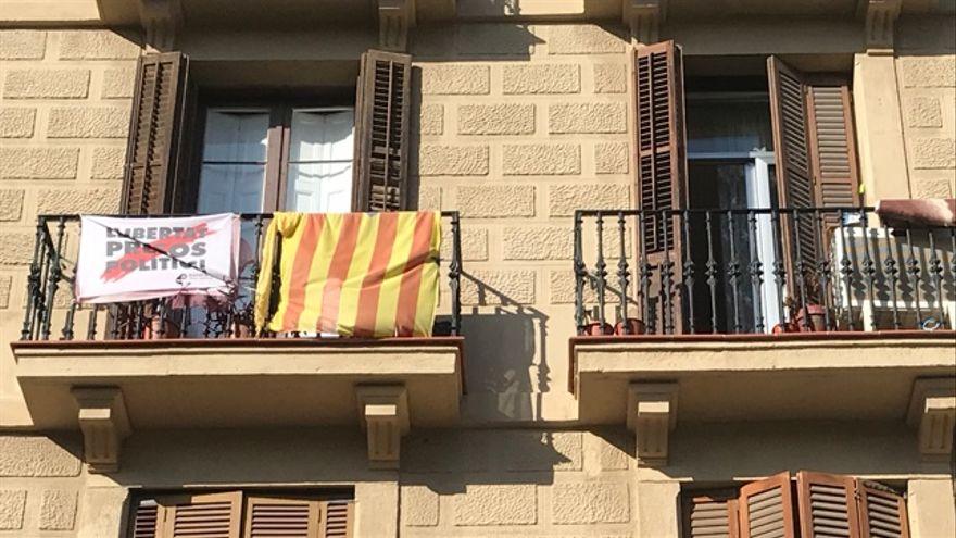 Can my neighbors forbid me to hang clothes or hang flags on the balcony?