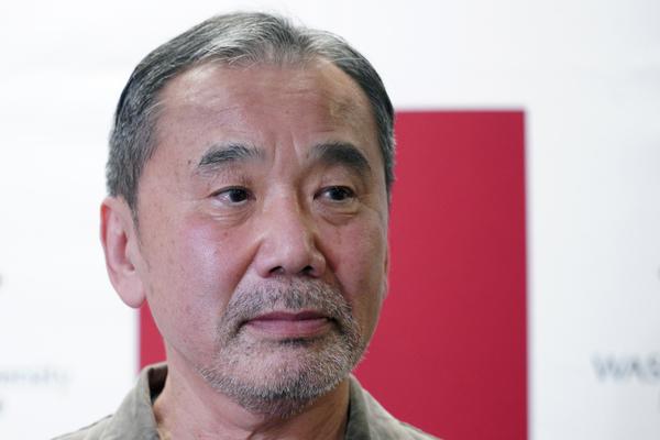 El escritor Murakami critica gestión de la pandemia en Japón 