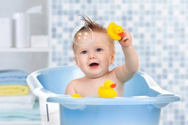 Jouets de bain pour bébé : comment bien les nettoyer et les désinfecter ?