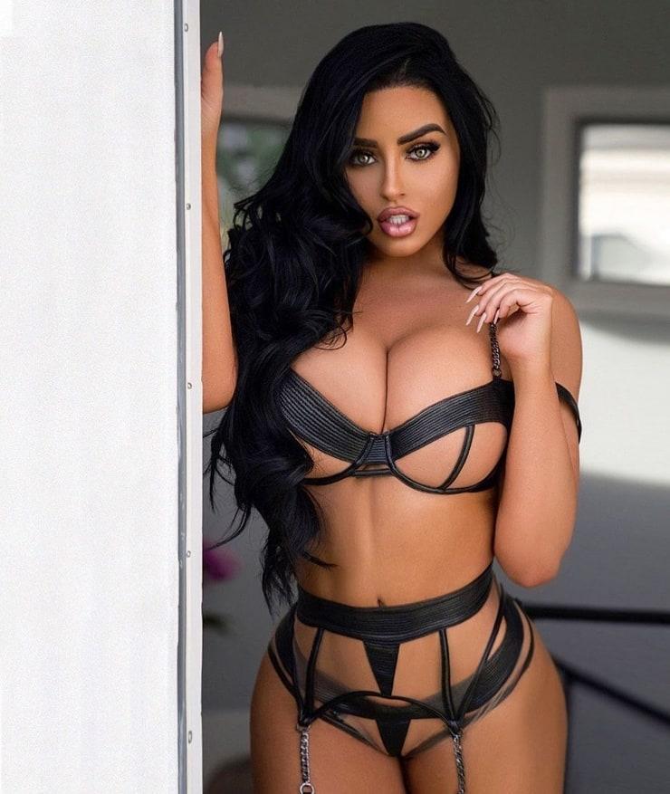 Abigail Ratchford saca su lado más sexi en traje de baño