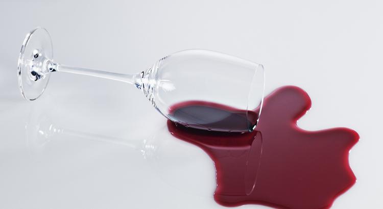 L’astuce incroyable pour nettoyer une tache de vin rouge sur une nappe