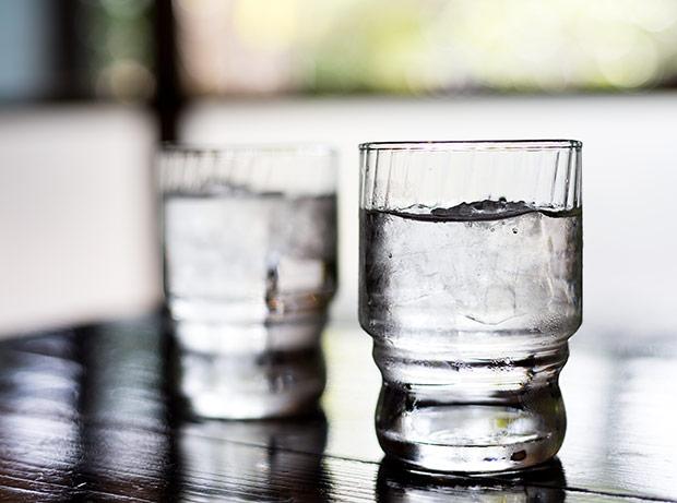 ¿Debería ser obligatorio ofrecer agua del grifo gratis en bares y restaurantes?
