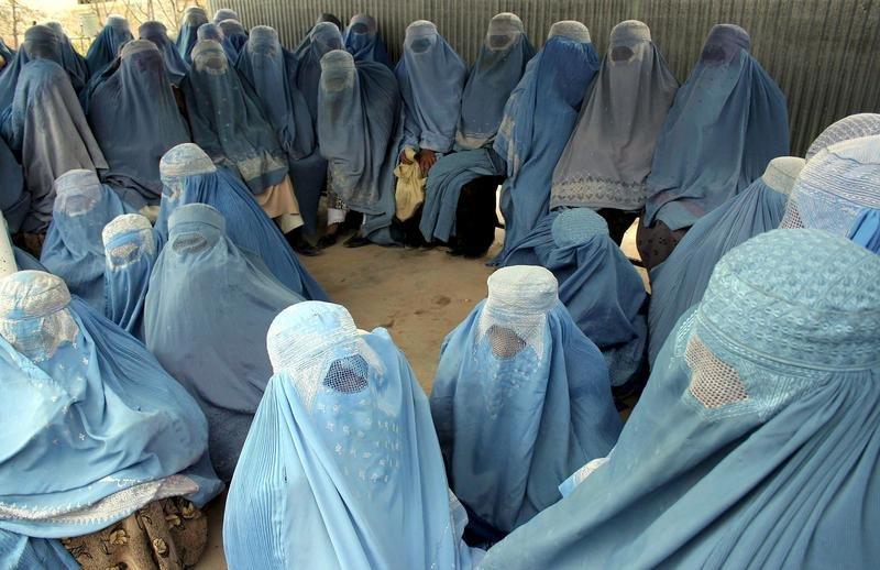 El estricto código de vestimenta talibán: qué pueden usar y qué no las mujeres y los hombres afganos 