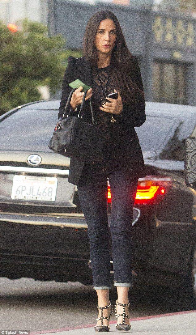 Demi Moore vuelve a casa con un look con botas de agua cómodo y fácil de copiar