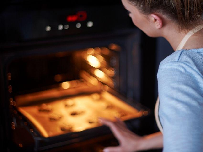Limpia el horno de la estufa sin esfuerzos con este remedio casero 