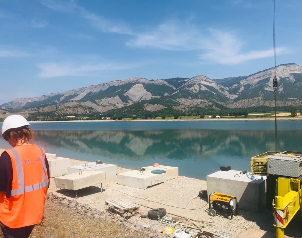 L'EnerGeek Haute-Alpes : raccordement électrique pour la centrale photovoltaïque flottante du lac de Lazer Rédigé par : La Rédaction prochains événements : 
