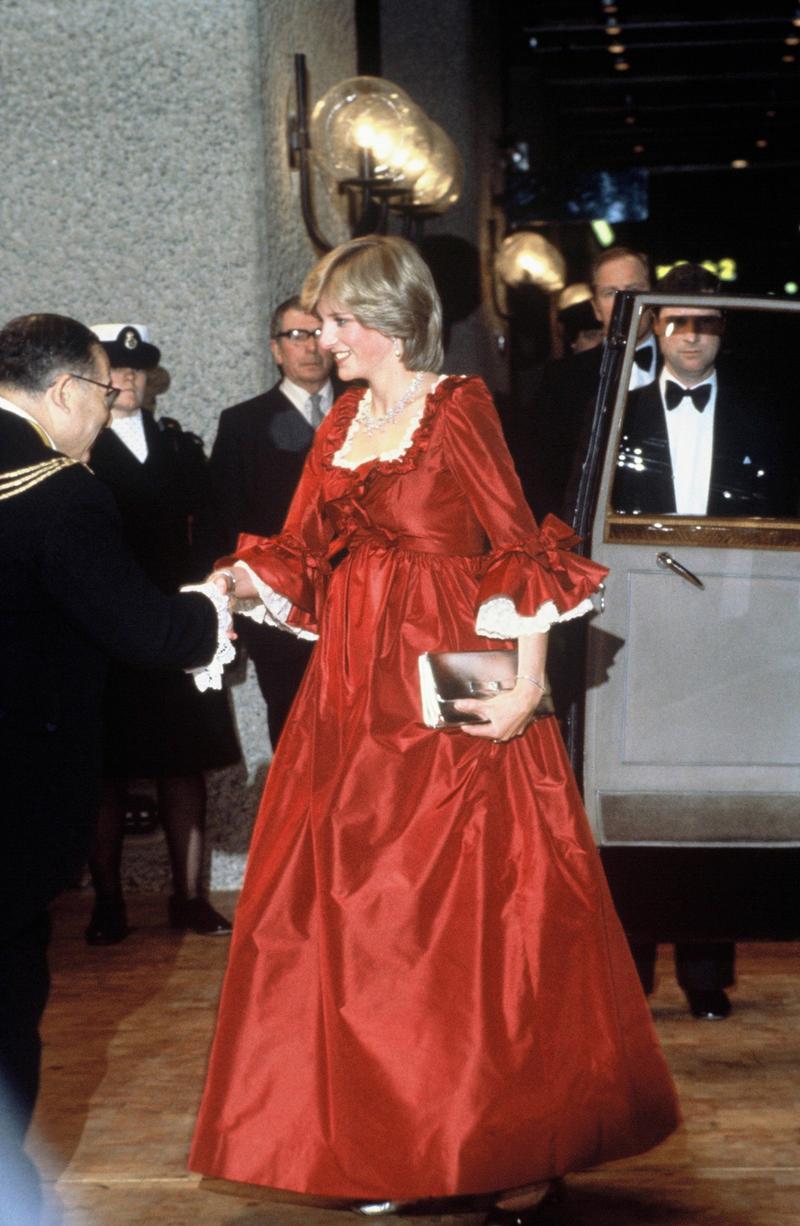 El traje que la Princesa Diana llevó en su luna de miel reaparece en público 