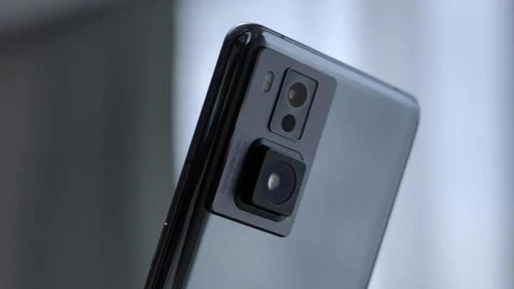 OPPO présente un smartphone doté d’une caméra rétractable 