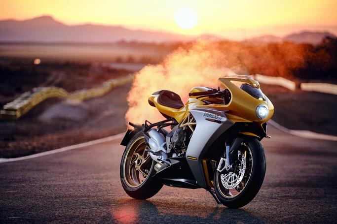 La MV Agusta Superveloce 800 es aún más atractiva con nuevas decoraciones y mejor electrónica para los mismos 147 CV