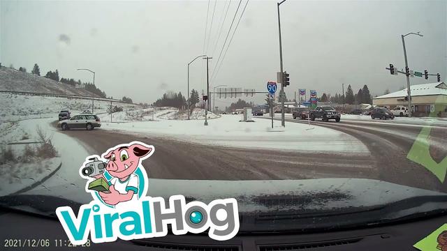 VIDEO - Le conducteur de cette Subaru nous offre une séquence hilarante sur route enneigée 