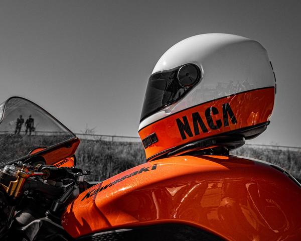 Naca, des casques motos poids plume