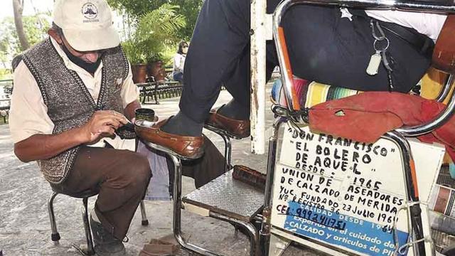 Francisco Sáenz, 40 años sacando el brillo de los zapatos en Mérida