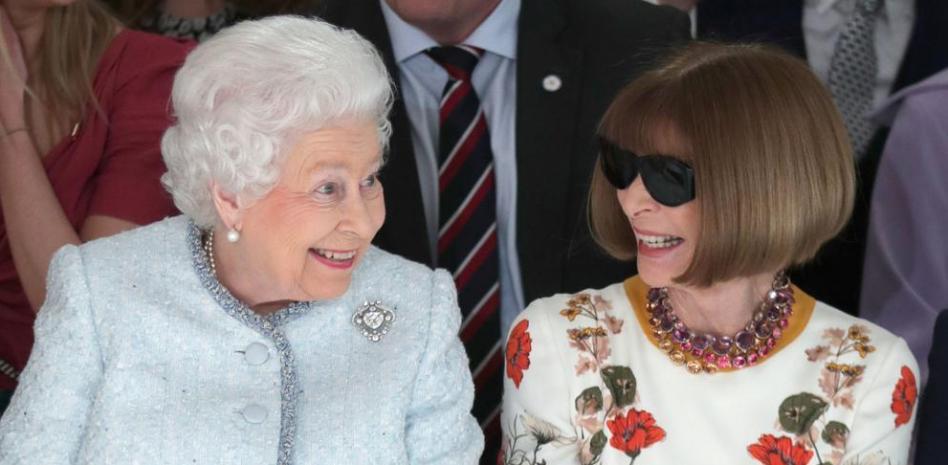 Por qué la foto de la reina Isabel II y Anna Wintour pasará a la historia de la moda 